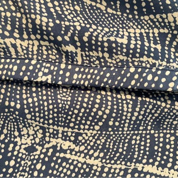 COPY - ๐ SOFT SURROUNDINGS L Ombrรฉ Tunic. Abstract blue and white dot print. ๐ - Picture 10 of 11